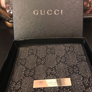 Gucci Signature Logo Wallet